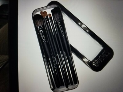 Makeover Essentials 8 Piece Brush Set With Storage -Travel Tin