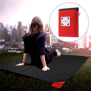 Ultrasonic Pattern Zip Up Picnic Blanket With Pocket