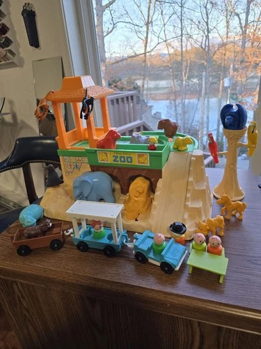 Vintage Fisher Price Zoo 1984 Play Set #916 , Animal Figurines, Near Complete