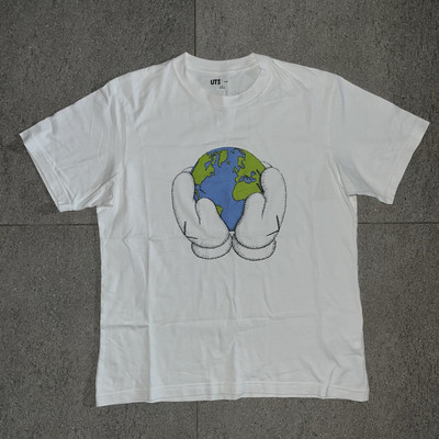 T-Shirt UNIQLO UT x KAWS Gr. M Medium Peace For All weiß Y2k Grafik Tee