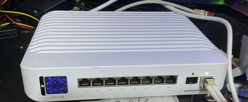 UBIQUITI UniFi Switch Pro 8 PoE fully managed Layer 3 USW-Pro-8-POE with extra.