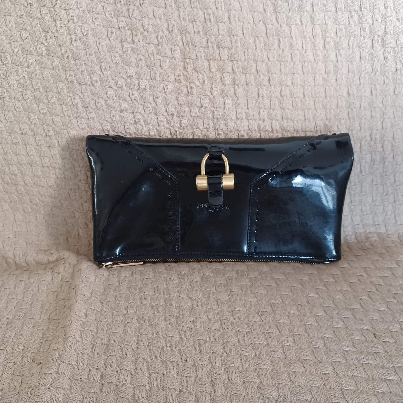 Pochette pieghevole Yves Saint Laurent in pelle verniciata nera
