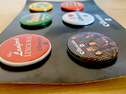 ROSEANNE / THE CONNERS 6 -1" Pinback Buttons and Beer Cozy - TV Show Promo Pins - Picture 7 of 8
