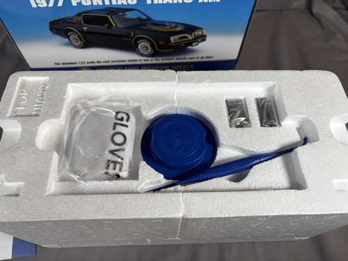 1/24 Franklin Mint 1977 Pontiac Trans Am Black Gold Complete w/ T Tops & Papers - Picture 9 of 9
