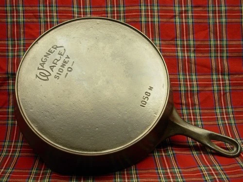 VINTAGE WAGNER WARE 1058 N # 8 CAST IRON SKILLET W/ HEAT RING SITS FLAT