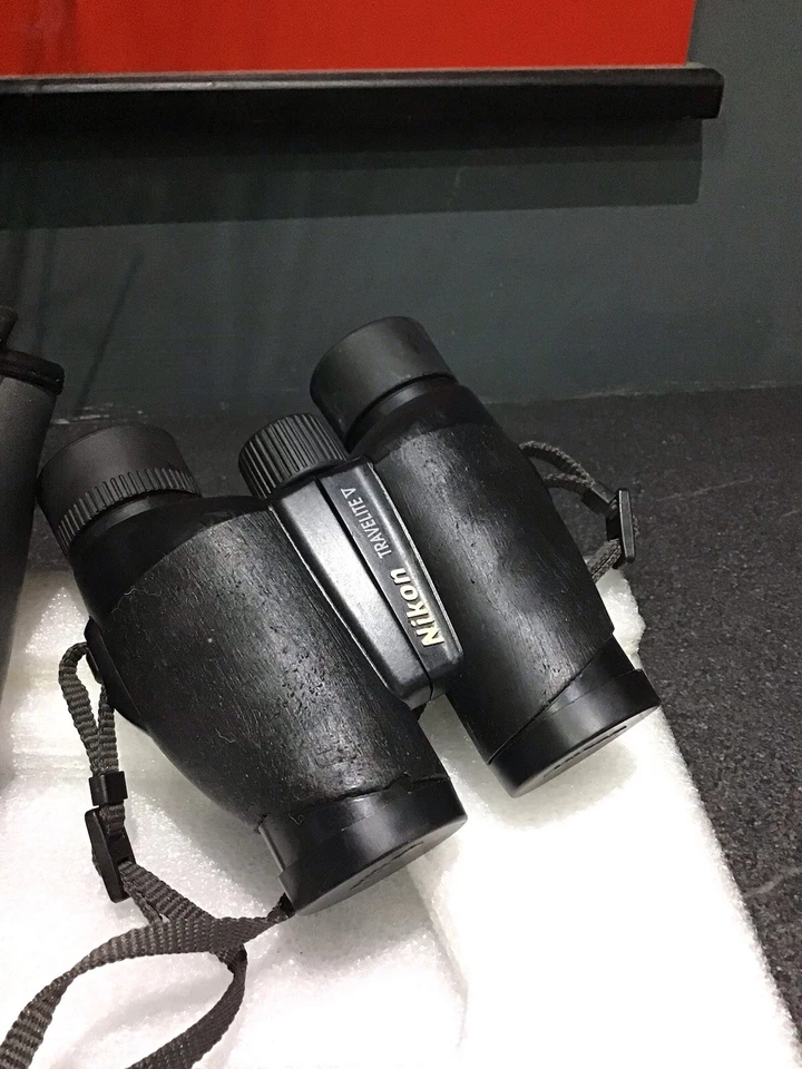 Nikon Travelite V 8 X 25  Binoculars with Case and Strap. Sticky Rubber . - Image 4 of 4