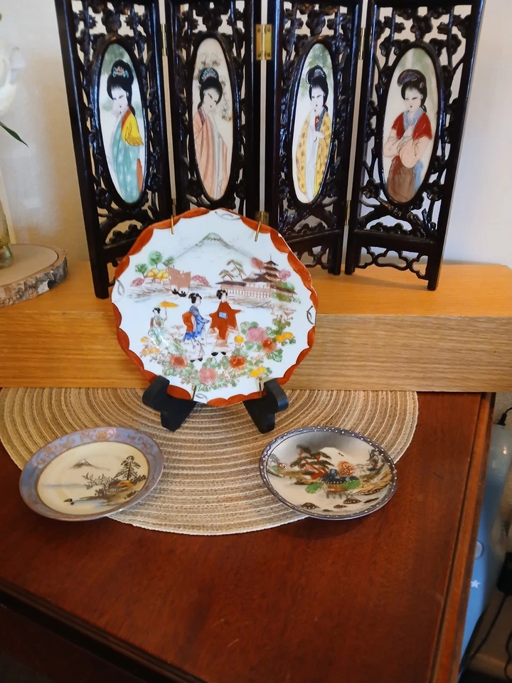 "Mini arte de mesa floral de 4 paneles asiático con bisagras pantalla detallada geisha niñas 12"" de alto" Foto 3 de 3