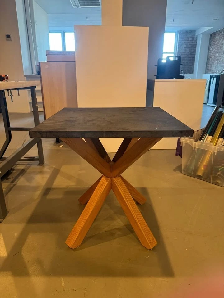 Mesa de centro West Elm de granito y madera Foto 3 de 3