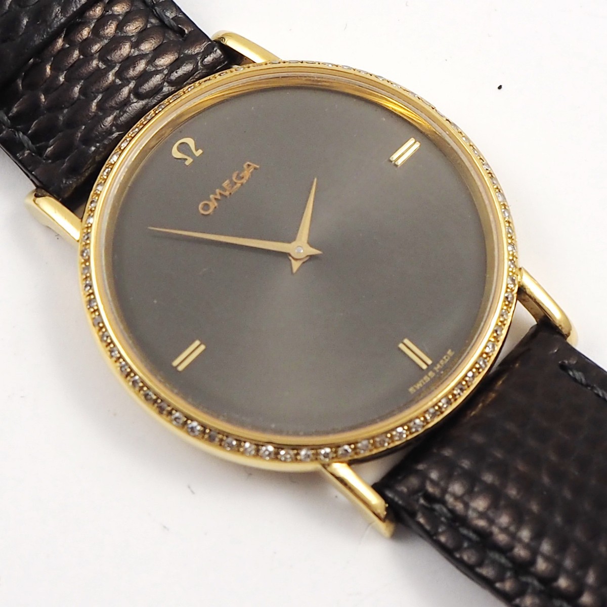 Omega 18ct Gold Damen HAU Quartz Armbanduhr mit Diamant-Kranz 1980er  Jahre