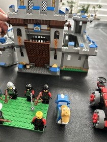 LEGO King's Castle 70404 Castle Theme with Minifigures & Manuals