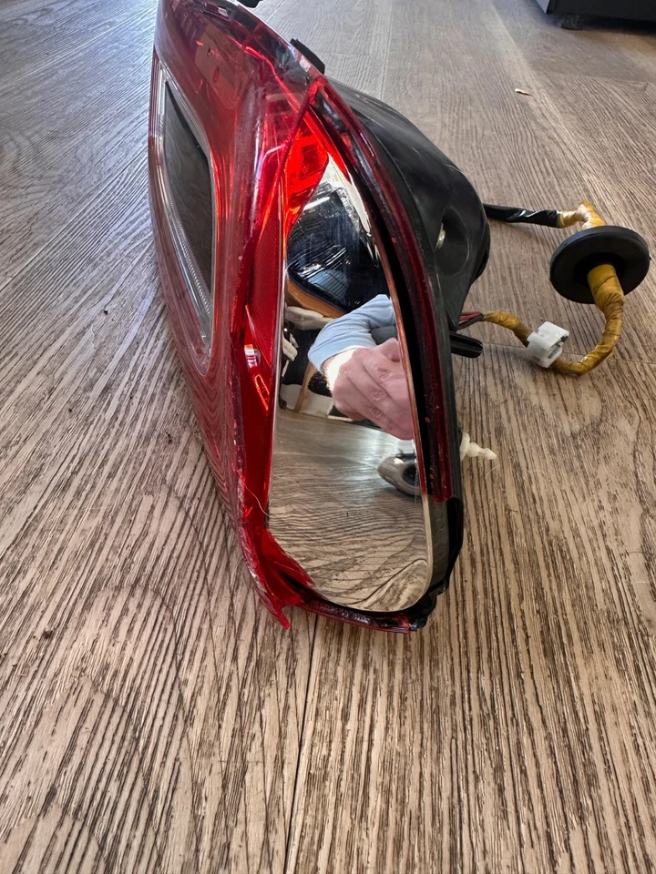 17-20 FIAT 124 SPIDER PASSENGER RIGHT QUARTER MOUNTED TAIL LIGHT LAMP *Cracked* - Image 2 of 4
