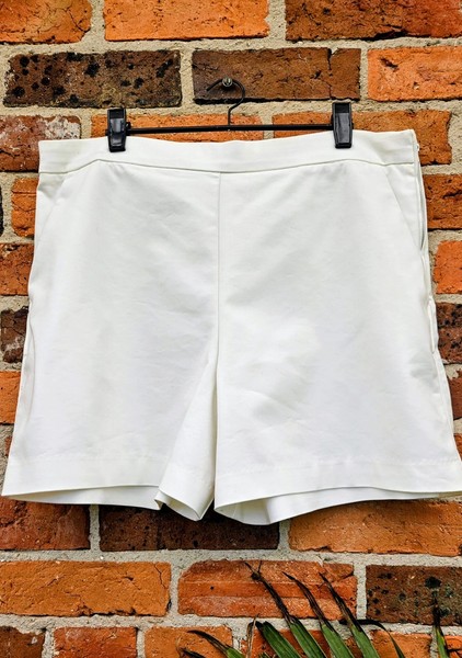 WITCHERY - Classic Tailored Ivory /Off White Shorts - As NEW  Size 14