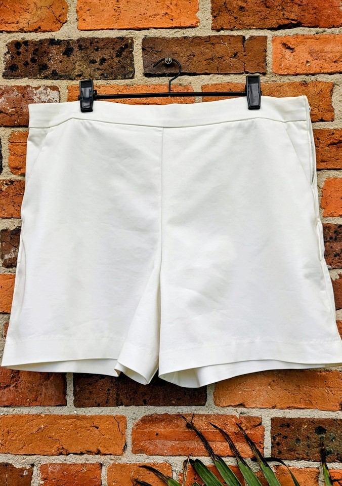 WITCHERY - Classic Tailored Ivory /Off White Shorts - As NEW  Size 14