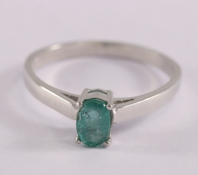 Scarats Natural Oval Cut Emerald 925 Sterling Silver Everyday Unisex Ring