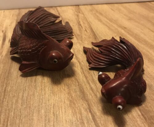 Palissandro asiatico intagliato koi carpa pesce coppia vintage 2 con occhi piccolo vetro pesce rosso - Foto 1 di 11