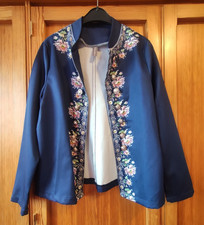 Jacke, dunkelblauer Satin mit Blumenrankendruck, Größe M, von NORACORA 