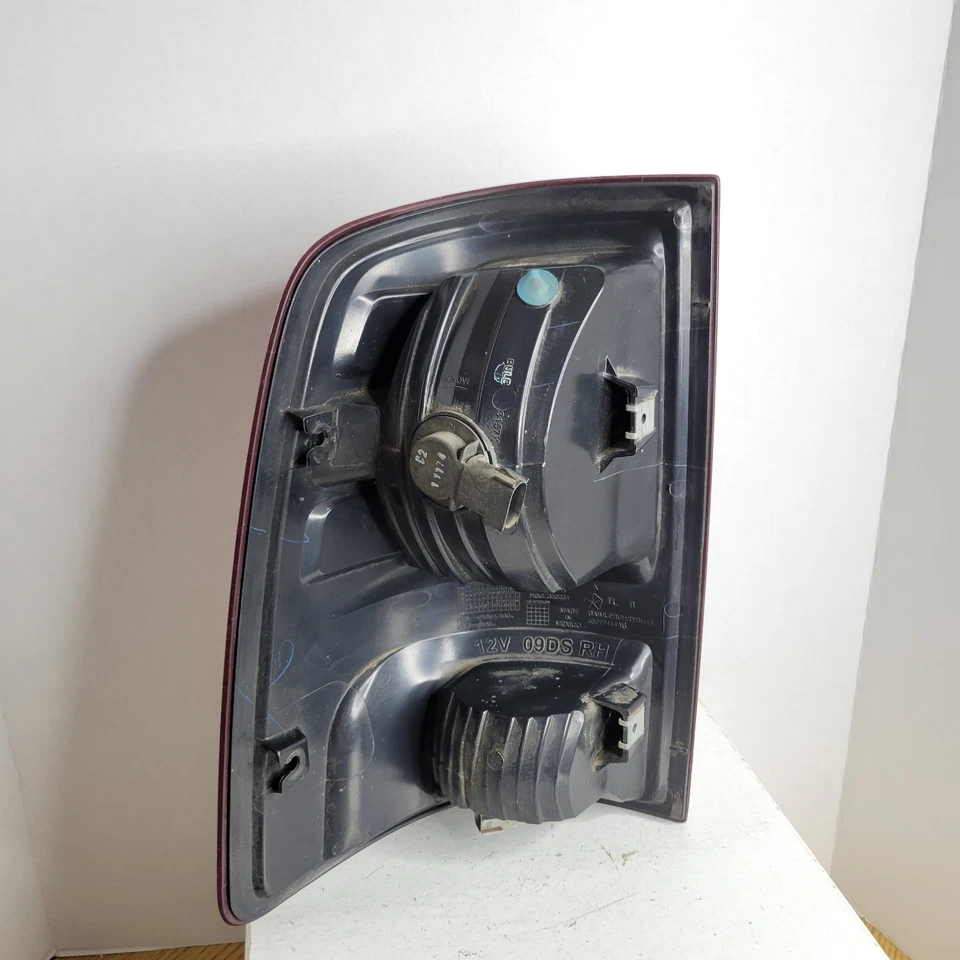 Dodge Ram 2009-2018 lente de luz trasera lateral derecha del pasajero Daimler-Chrysler OEM Foto 3 de 4