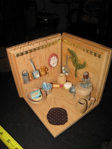 Vintage Mini Amish Boy & Girl with Wood Kitchen Area / Accessories attached - 第 7/8 張圖片