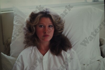 beautiful woman  Glamour pose candid  35mm Slide V2t15