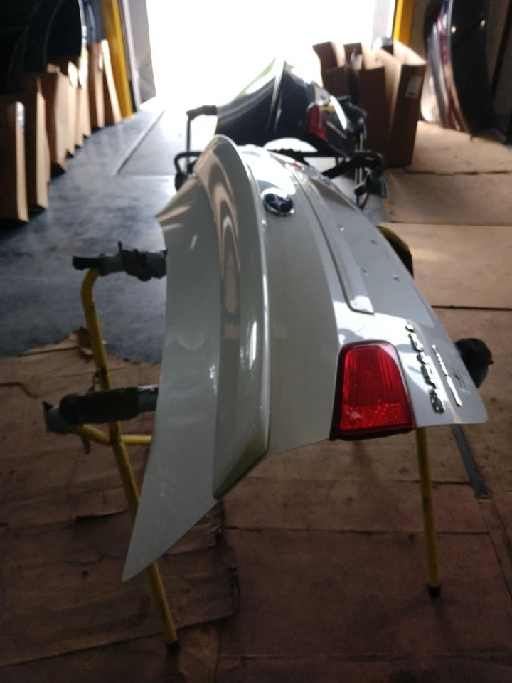 Tapa de cubierta usada se adapta a: Subaru Legacy SDN 2012 sin cámara de visión trasera con alerón grado Foto 2 de 4