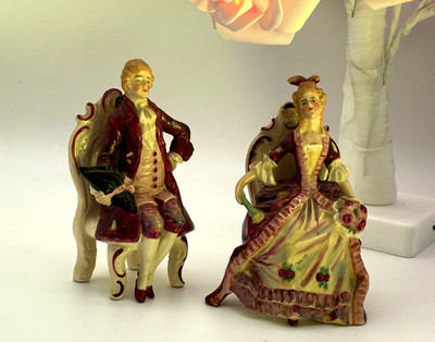 Vintage Figur viktorianisches umwerfendes Paar sitzend zwei Porzellan Ornamente