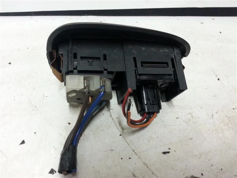 Interruptor de control de bloqueo y ventana de pasajero derecho Bonneville 1997 - G26 133564 Foto 2 de 2