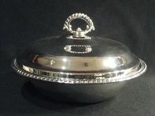 INTERNATIONL WM. ROGERS MFG. SILVERPLATE ROUND COVERED CASSEROLE w/PYREX BOWL