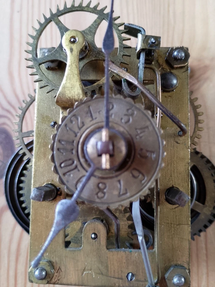 Excelente movimiento despertador antiguo raro de casa de campo (¿compañía de relojes sindicales?) funcionando Foto 2 de 4