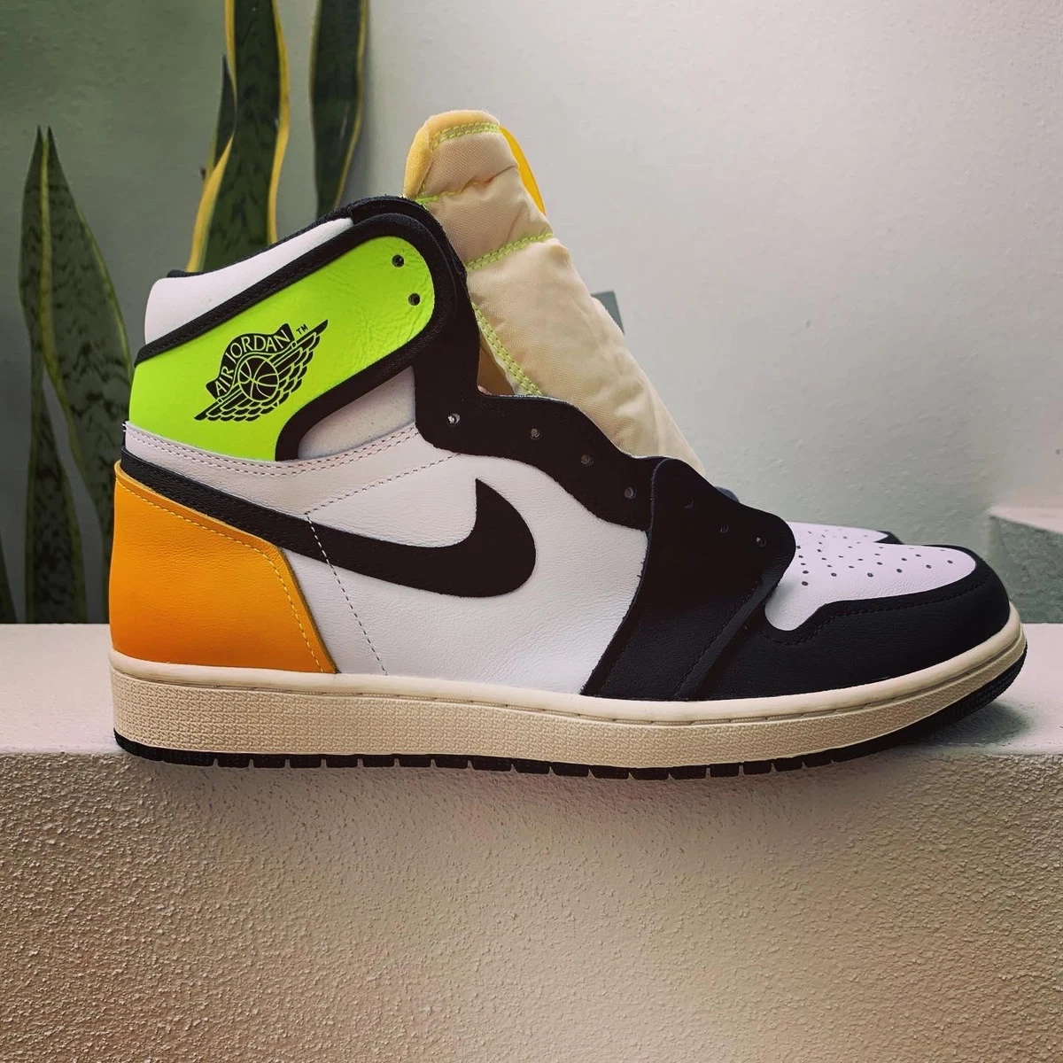 Jordan 1 Retro High OG Volt for Sale | Authenticity Guaranteed | eBay