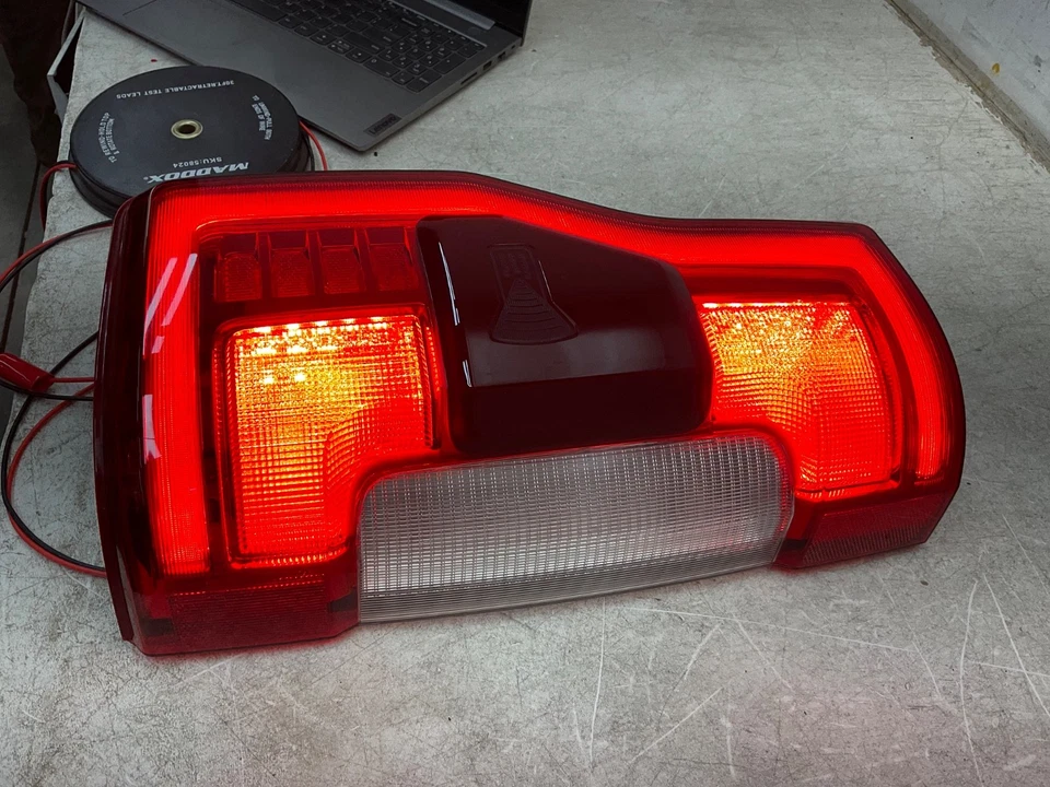 *CRACKS* 2017 2018 2019 Ford F-250 F-350 Passenger LED Taillight W/Blindspot OEM - Image 2 of 4