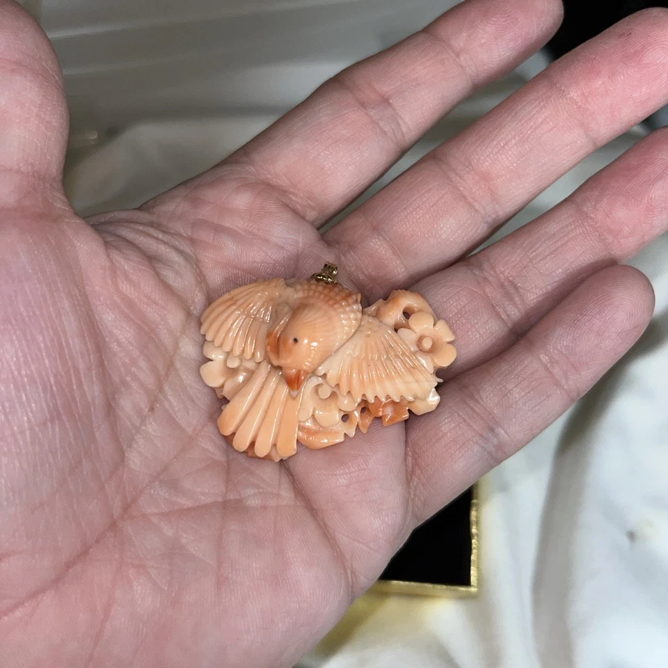 复古手工雕刻珊瑚鸟吊坠桃色至几乎红色 — 第 2/4 张图片