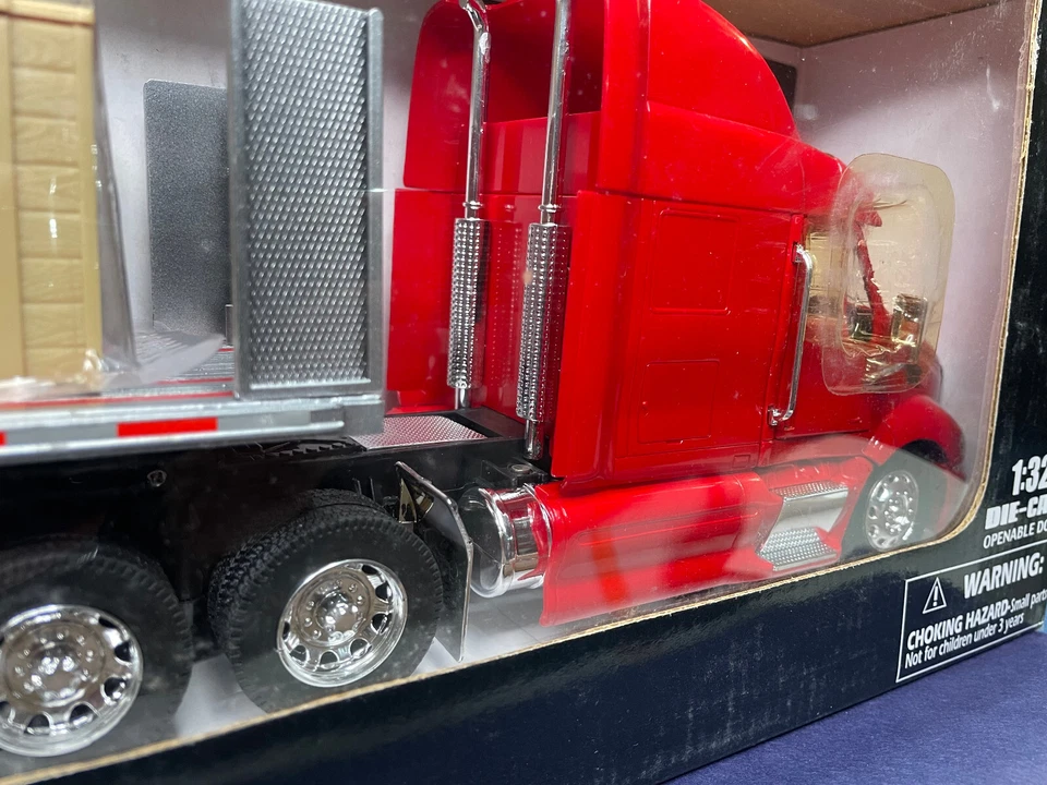 New Ray Longhauler Peterbilt 387 Flatbed Semi hauling Crates 1:32 NIB - Image 4 of 4