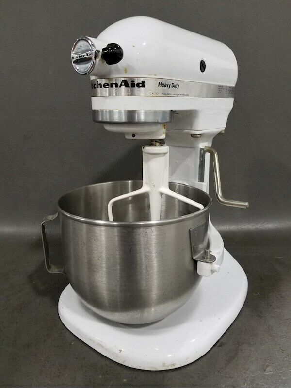 Kitchenaid K5SS Heavy Duty Stand Mixer With All Attachments. 