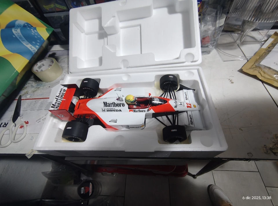 MINICHAMPS 1:12 McLAREN HONDA MP4/4 A. SENNA WORLD CHAMPION 1988 "Marlboro" - Immagine 2 di 4
