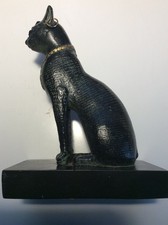 BASTET Statue aus Stein auf Kunststoffsockel - Altägyptische Göttin der Katzen -