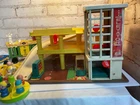 VTG Fisher Price MIXED VINTAGE TOY LOT Figures-Garage And Train