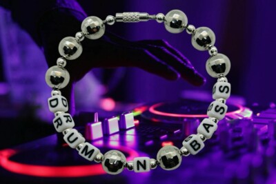 Handgefertigtes DRUM N BASS ARMBAND Glasto GLASTONBURY Spiegelkugel MUSIK Custom