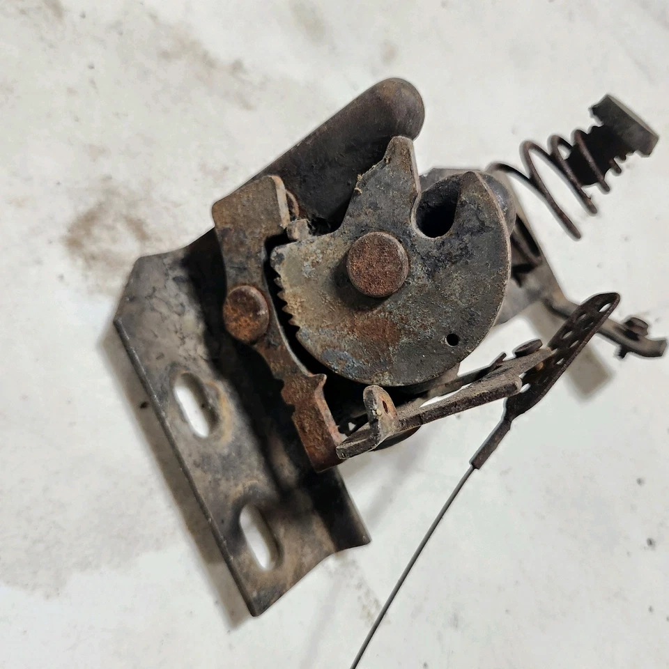 Mecanismo de liberación de pestillo de capó izquierdo conjunto lado del conductor izquierdo 77-82 C3 Corvette OEM Foto 2 de 4