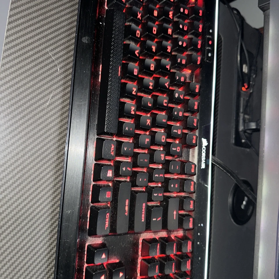 Corsair K95 RGB PLATINUM Mechanical Gaming Keyboard — CHERRY® MX Brown — Black - Image 3 of 4
