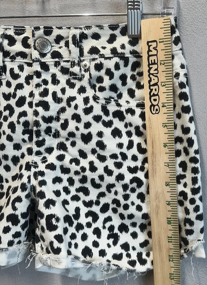 Pantalones Cortos de Jeans American Eagle Outfitters Para Mujer Talla 2 Elastizados Estampado Animal de Vaca Foto 4 de 4