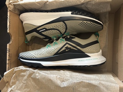 Nike React Pegasus Trail 4 Herren Sneaker EU 43 UK 8.5 Grau/Schwarz/Grün
