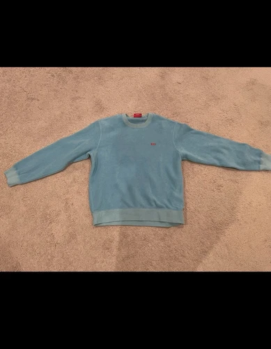 pull bleu bébé suprême taille medium porté