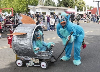 McMinnville Oregon 2018 UFO Festival Parade Blue Alien Costumes Float