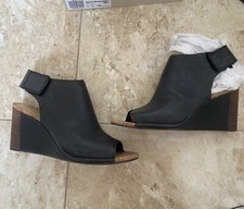 Image of BNIB Clarks Ladies Spiced Meadow Black Leather Wedged Sandals  Size Uk 7  Eur 41