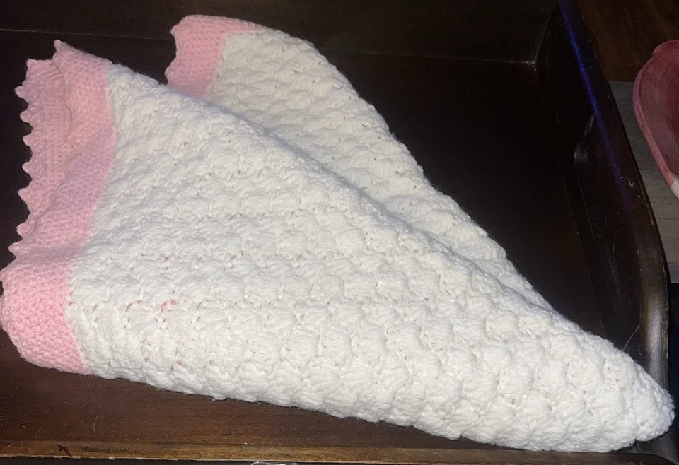 Manta bebé suave, hecha a mano, de ganchillo. 30x32 Foto 3 de 4