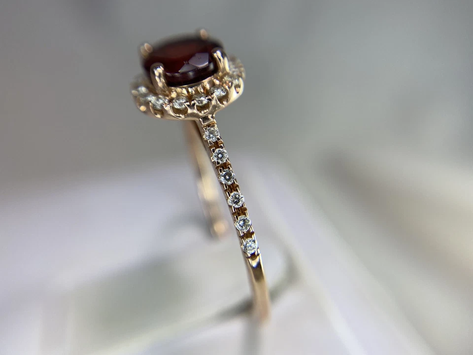 Anillo de compromiso con halo de diamantes granate rojo rodolita natural redondo de oro rosa de 14 k Foto 3 de 4