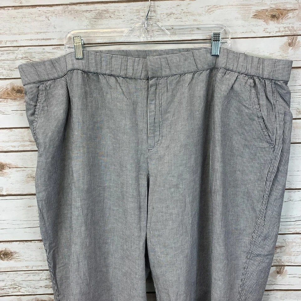 Liz Claiborne Classic Straight Leg Grey & White Linen Capri's - Image 3 of 4