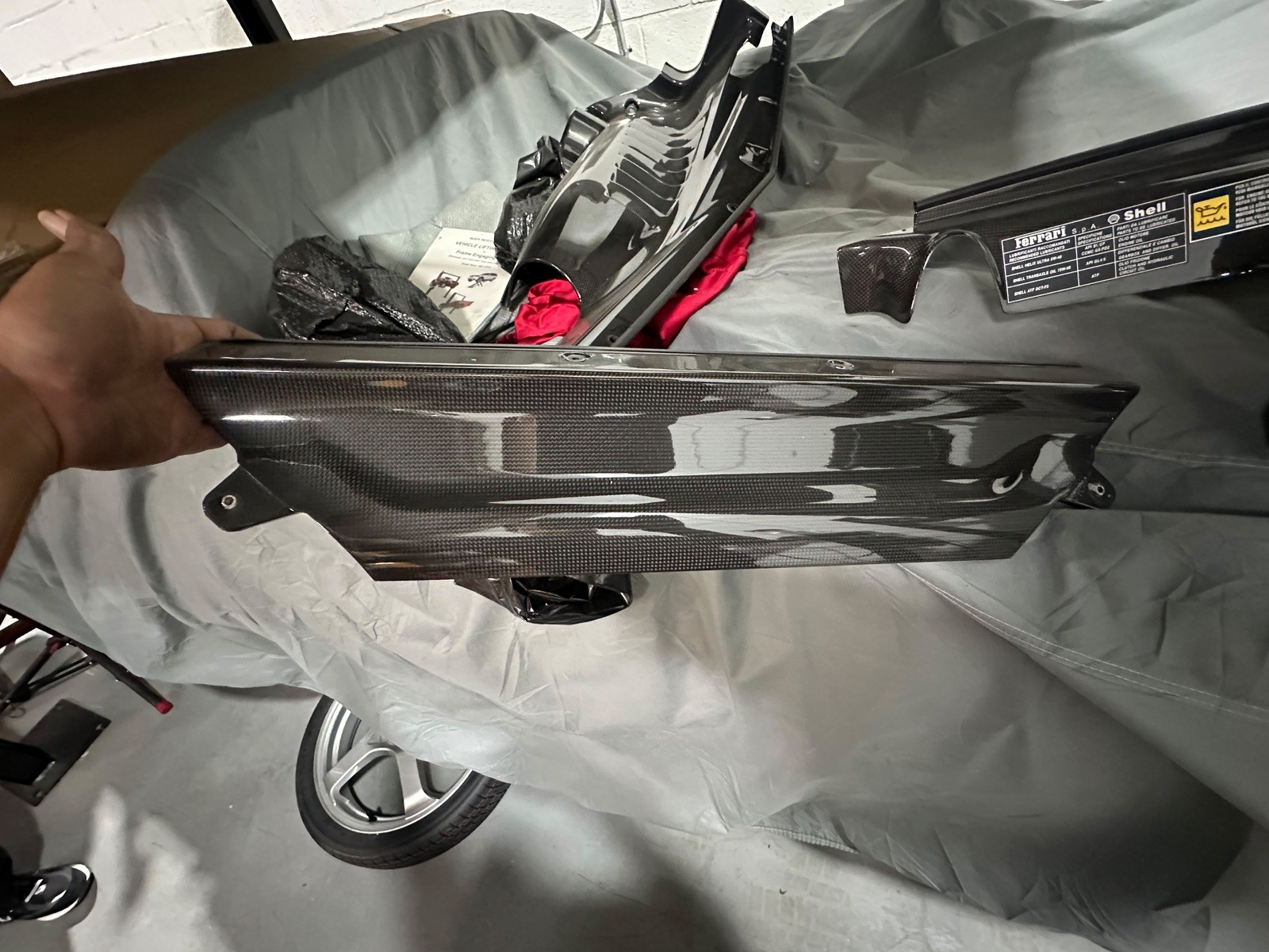 Ferrari OEM 78201700 Juego de paneles laterales de vano motor en fibra de carbon