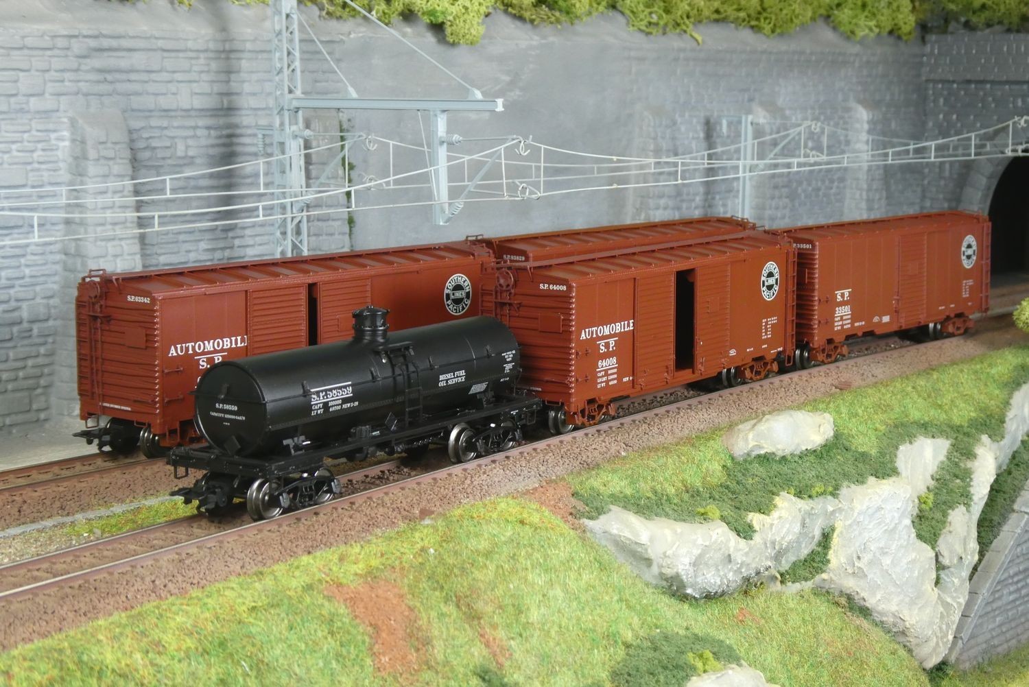 Créez un convoi réaliste avec le coffret de wagons marchandises Southern Pacific Märklin 45667