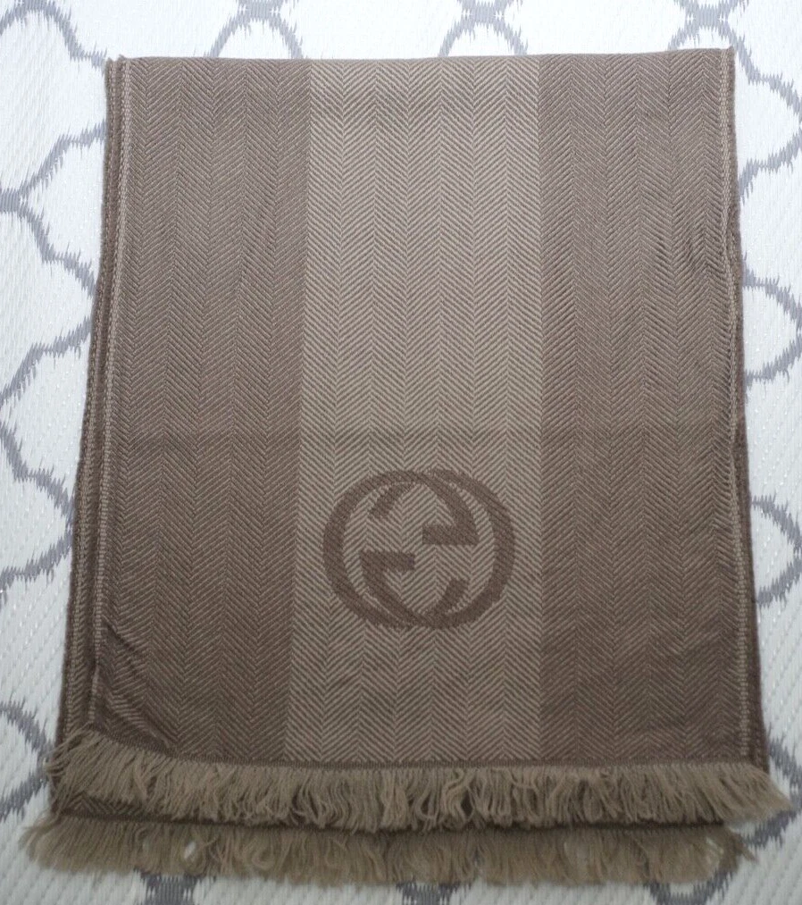 SILENCIEUX LOGO GUCCI GG TAILLE RÉGULIÈRE, DOUBLE TON EN LUMIÈRE et marron